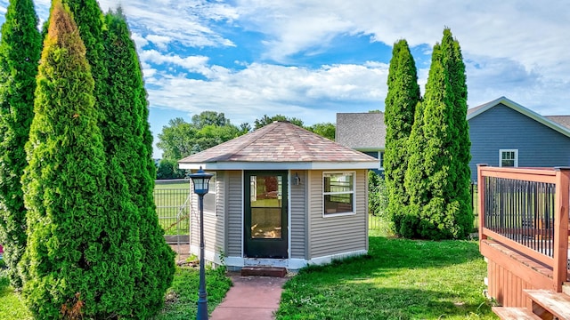 2020 Autumnwood Dr, Ottawa, IL 61350 - view of front facade featuring an outbuilding