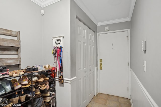 1217 S Old Wilke Rd Unit 101, Arlington Heights, IL 60005 - foyer with crown molding