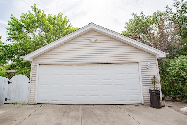 535 Weidner Rd, Buffalo Grove, IL 60089 - detached garage featuring a gate
