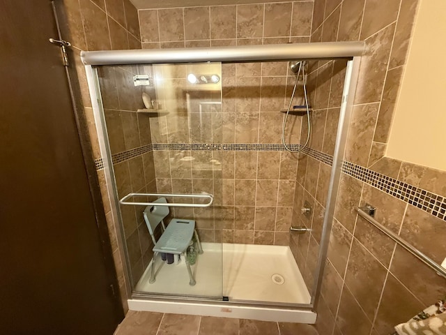 443 Commanche Trl, Wheeling, IL 60090 - full bathroom featuring a stall shower