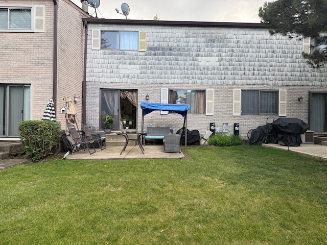 443 Commanche Trl, Wheeling, IL 60090 - rear view of property featuring a patio area, a yard, and brick siding