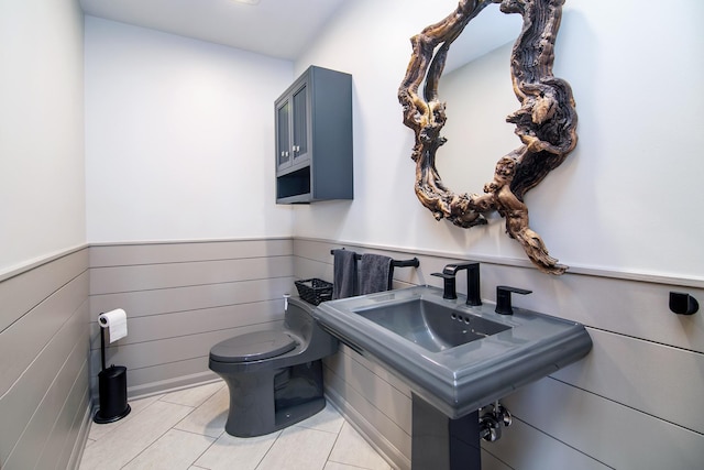 998 N Westshore Blvd, Manteno, IL 60950 - bathroom featuring a wainscoted wall and tile patterned flooring