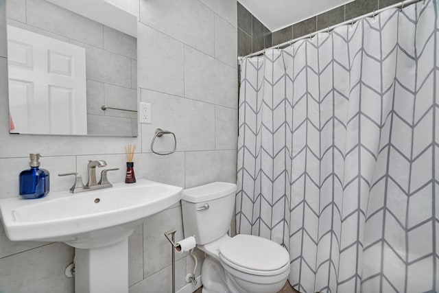 25034 S Center St, Channahon, IL 60410 - bathroom featuring tile walls, curtained shower, and backsplash
