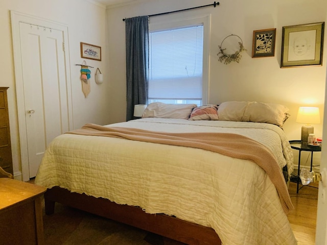 6712 N Maplewood Ave, Chicago, IL 60645 - bedroom with wood finished floors and crown molding
