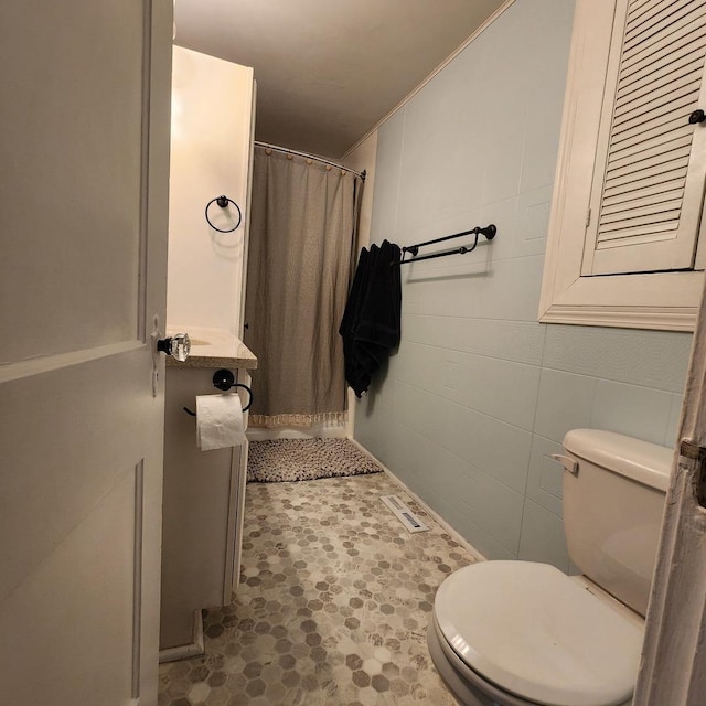 700 W Lafayette St, Ottawa, IL 61350 - full bathroom with a shower with shower curtain
