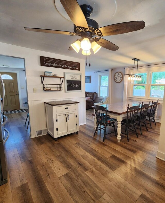 700 W Lafayette St, Ottawa, IL 61350 - dining area with a ceiling fan and dark wood-style flooring