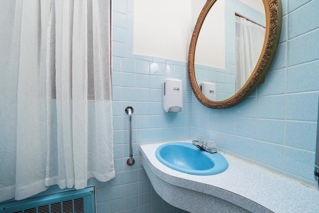 3901 N Neva Ave, Chicago, IL 60634 - bathroom with radiator and tile walls