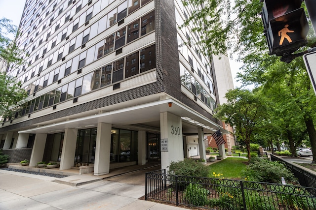 360 W Wellington Ave Unit 13E, Chicago, IL 60657 - view of building exterior