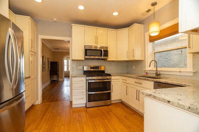 2815 W Fitch Ave, Chicago, IL 60645 - kitchen featuring stainless steel appliances, tasteful backsplash, light wood-type flooring, recessed lighting, and decorative light fixtures