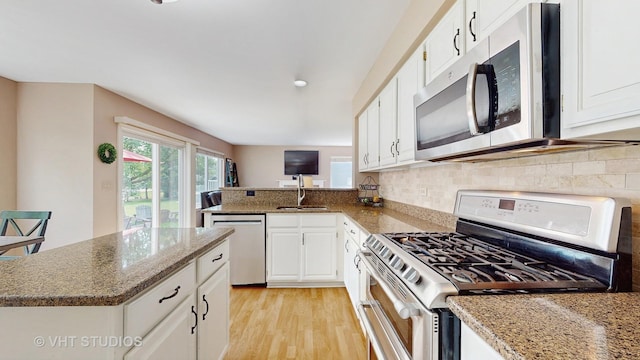 654 Linden Dr, Carol Stream, IL 60188 - kitchen featuring stainless steel appliances, tasteful backsplash, light wood-style floors, and white cabinetry