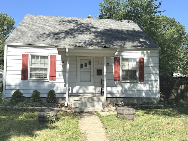 822 N 12th St, Rochelle, IL 61068 - new england style home featuring a shingled roof and a front lawn