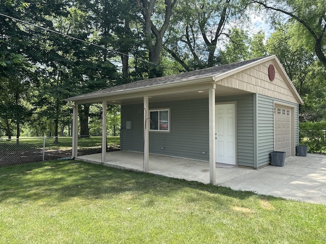 652 Beckman Dr, Kankakee, IL 60901 - view of outbuilding featuring driveway
