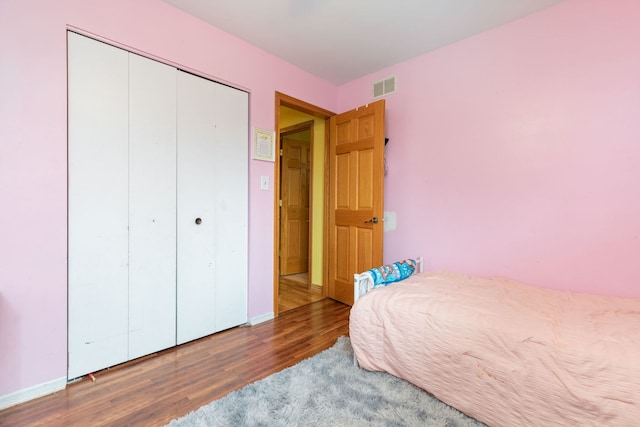 13635 W Ironwood Cir, Homer Glen, IL 60491 - bedroom with wood finished floors and a closet