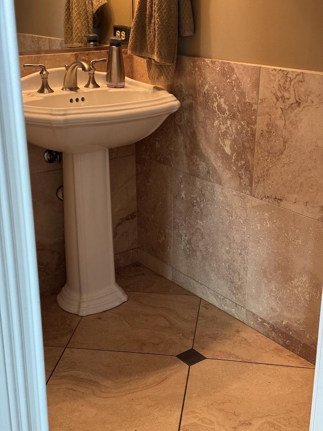 8221 Meadowwood Ave, Woodridge, IL 60517 - bathroom featuring tile walls and tile patterned floors