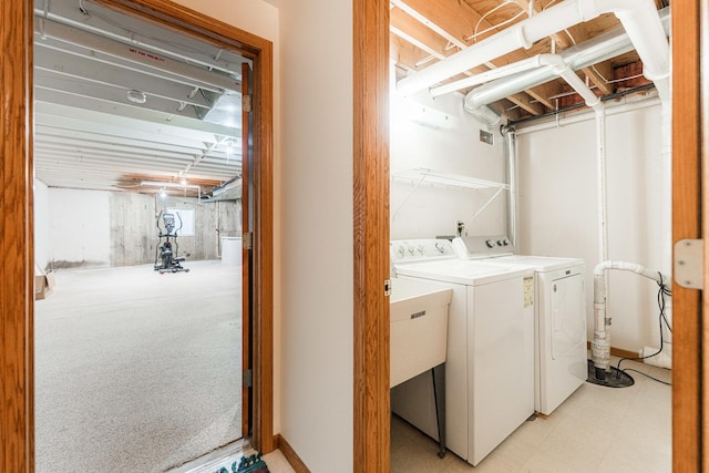 4 Meadow Trl W, Dekalb, IL 60115 - laundry room with washing machine and dryer and light flooring