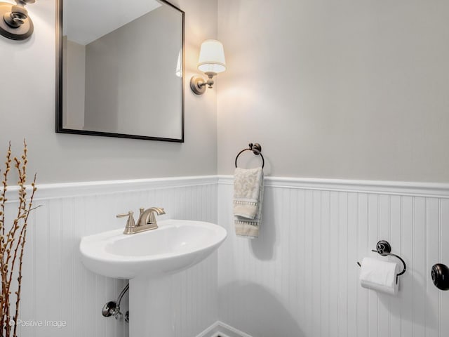 262 Sheffield Ln, Glen Ellyn, IL 60137 - bathroom featuring wainscoting