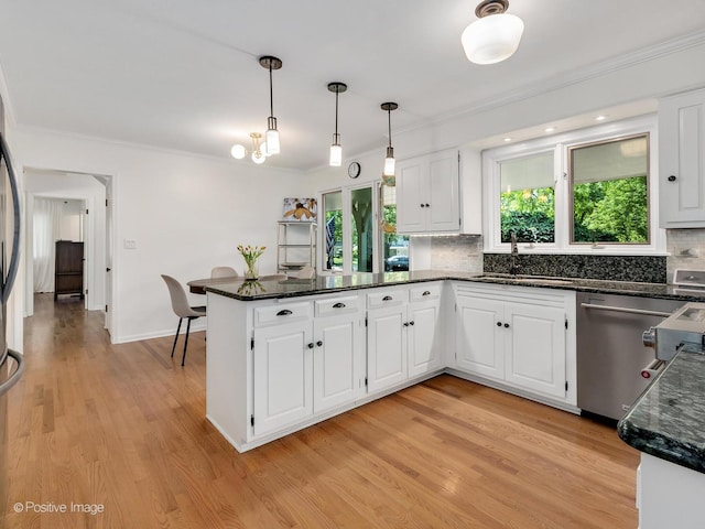 262 Sheffield Ln, Glen Ellyn, IL 60137 - kitchen featuring a peninsula, tasteful backsplash, crown molding, and white cabinets