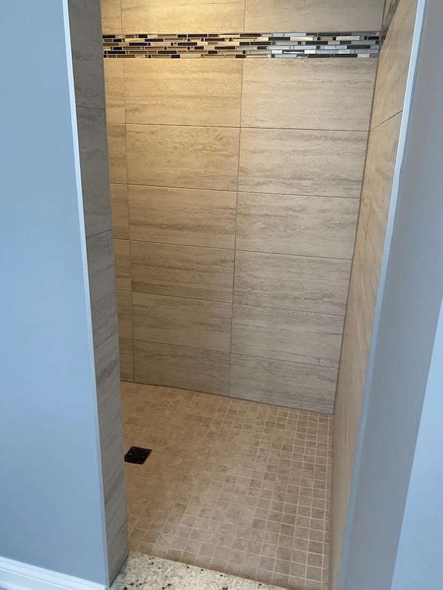 7009 W Crandall Ave, Worth, IL 60482 - full bath with a tile shower