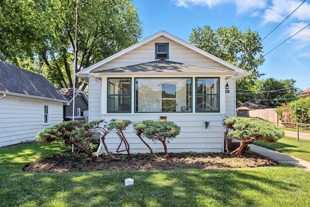 907 W Grove Ave, Waukegan, IL 60085 - bungalow-style house featuring a sunroom