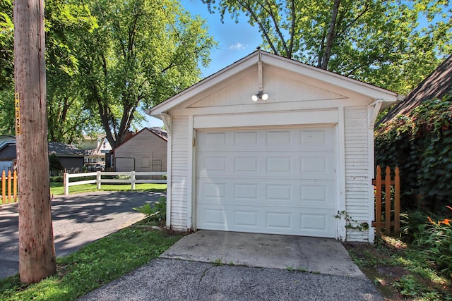 907 W Grove Ave, Waukegan, IL 60085 - detached garage featuring concrete driveway
