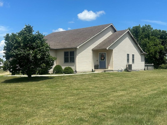 314 N Grove St, Rochelle, IL 61068 - view of front of house featuring a front lawn and roof with shingles