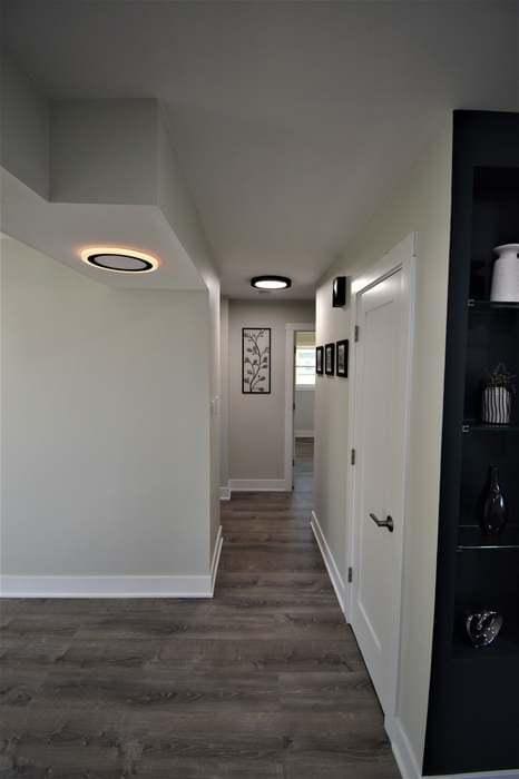 700 Delphia Ave, Elk Grove Village, IL 60007 - hall featuring dark wood-style floors and baseboards