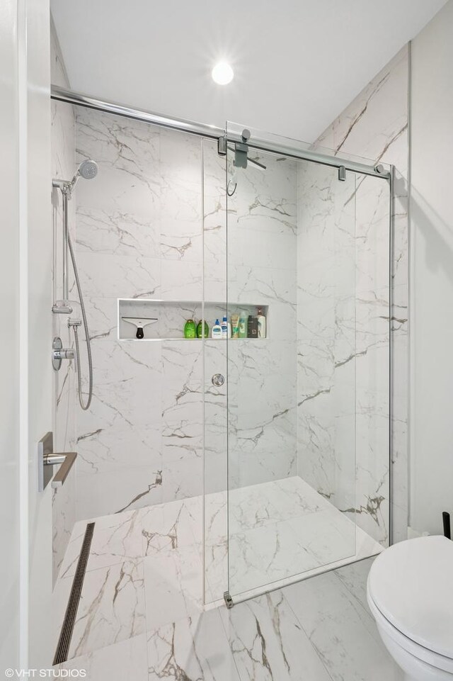 4845 N Leavitt St, Chicago, IL 60625 - bathroom featuring a marble finish shower and recessed lighting