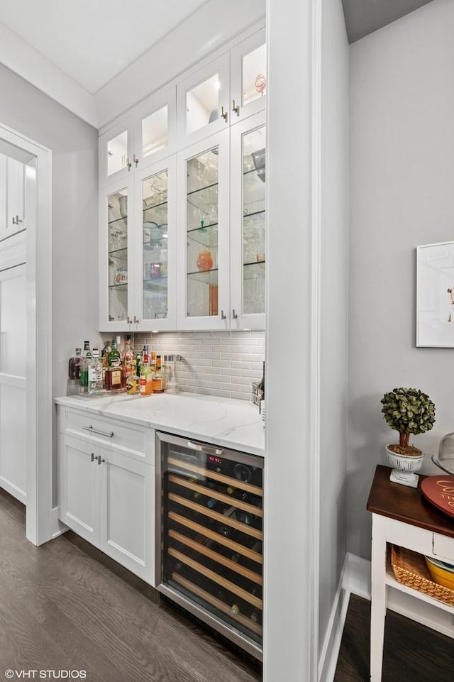 4845 N Leavitt St, Chicago, IL 60625 - indoor wet bar featuring wine cooler, dark wood-style flooring, and backsplash