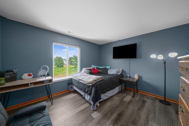 940 Hyte St, Plano, IL 60545 - bedroom featuring baseboards and wood finished floors