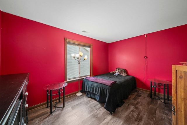 940 Hyte St, Plano, IL 60545 - bedroom featuring wood finished floors and baseboards