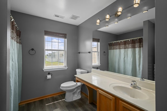 940 Hyte St, Plano, IL 60545 - full bath with wood finished floors, vanity, and a shower with curtain