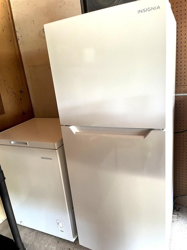 7401 W 113th Pl, Worth, IL 60482 - detailed view of freestanding refrigerator and carpet floors