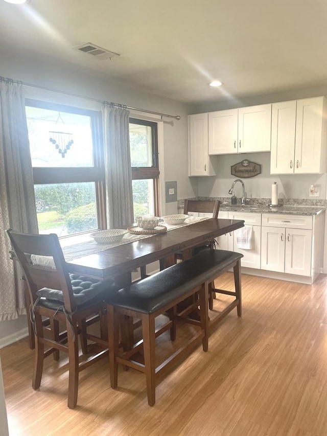 7401 W 113th Pl, Worth, IL 60482 - dining space featuring light wood-style flooring and recessed lighting