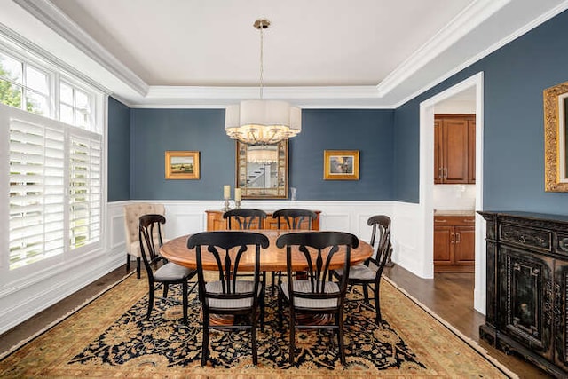 8 Willowcrest Dr, Oak Brook, IL 60523 - dining area featuring wood finished floors, a raised ceiling, a chandelier, crown molding, and wainscoting