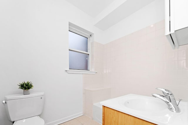 2414 W Bryn Mawr Ave Unit 1W, Chicago, IL 60659 - full bath featuring vanity, a tub to relax in, and tile patterned floors