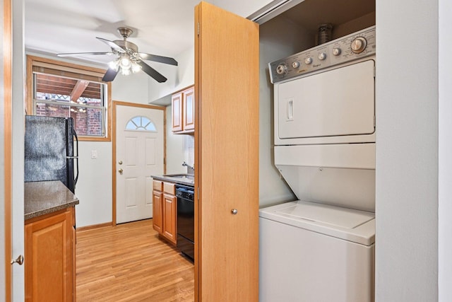 245 W Washington Blvd Unit 2B, Oak Park, IL 60302 - laundry room featuring stacked washer and clothes dryer, a ceiling fan, and light wood-style floors