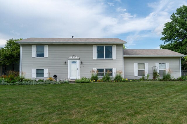 165 E Clay St, El Paso, IL 61738 - split foyer home with a front yard