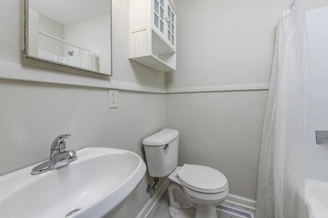 542 Whitney Ave, Winthrop Harbor, IL 60096 - full bath featuring a sink and shower / tub combo with curtain