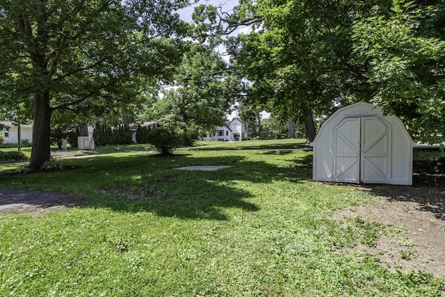 542 Whitney Ave, Winthrop Harbor, IL 60096 - view of grassy yard featuring a storage shed