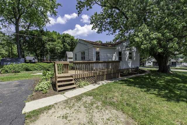 542 Whitney Ave, Winthrop Harbor, IL 60096 - view of front facade featuring a front yard and a deck