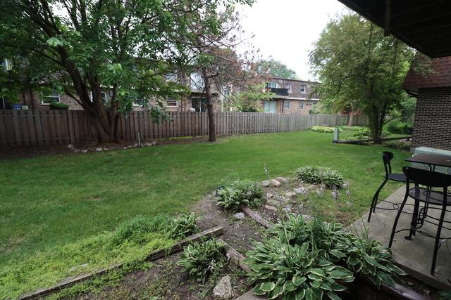 815 Grove Dr Unit 112, Buffalo Grove, IL 60089 - view of yard