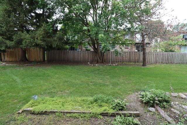 815 Grove Dr Unit 112, Buffalo Grove, IL 60089 - view of yard