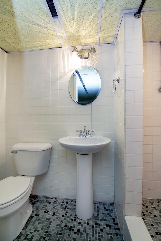 731 Bishop Ct, Bradley, IL 60915 - full bathroom featuring tile walls, tile patterned flooring, and a tile shower