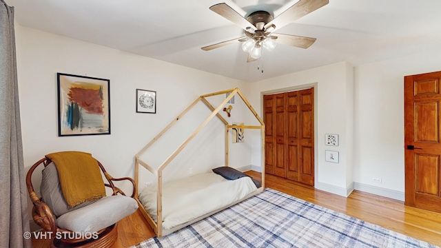11649 S Walnut Ridge Dr, Palos Park, IL 60464 - sitting room with light wood finished floors and ceiling fan