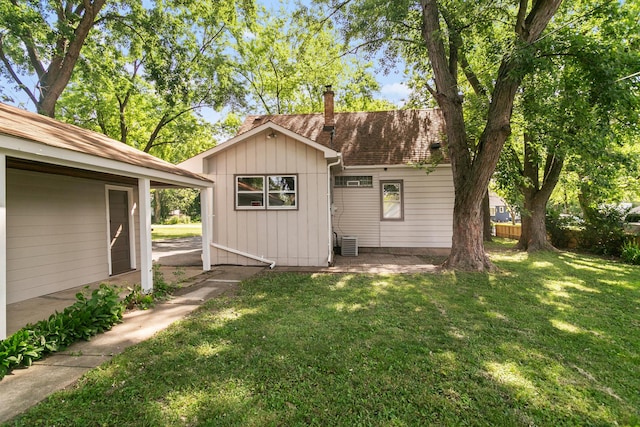 14348 Knox Ave, Midlothian, IL 60445 - view of front of house with a chimney