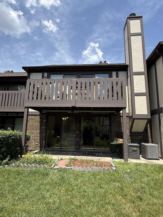 4640 Calvert Dr Unit B1, Rolling Meadows, IL 60008 - back of property with brick siding and a lawn