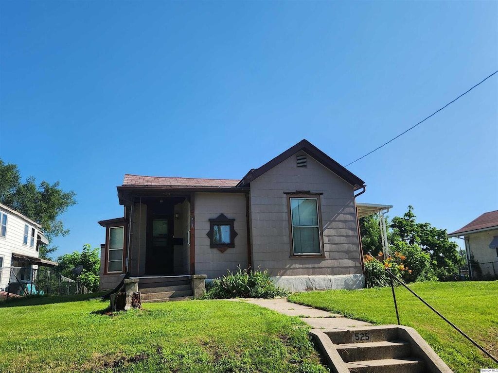 525 Chestnut, Quincy, IL 62301 - view of front of house with a front lawn and entry steps