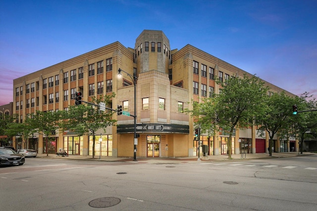 1645 W School St Unit 318, Chicago, IL 60657 - view of property at dusk