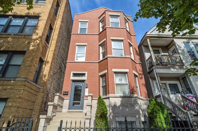 1116 W Addison St, Chicago, IL 60613 - view of property featuring a fenced front yard