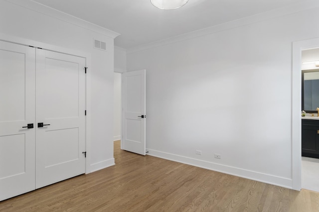 1116 W Addison St, Chicago, IL 60613 - unfurnished bedroom with light wood-type flooring, crown molding, ensuite bath, and a closet